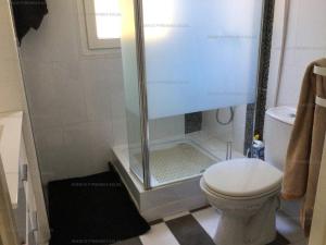 ein Bad mit einer Dusche und einem WC in der Unterkunft Studio Les Angles, 1 pièce, 4 personnes - FR-1-295-193 in Les Angles