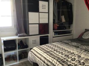 ein Schlafzimmer mit einem Bett und einer Kommode voller Kleidung in der Unterkunft Studio Les Angles, 1 pièce, 4 personnes - FR-1-295-193 in Les Angles