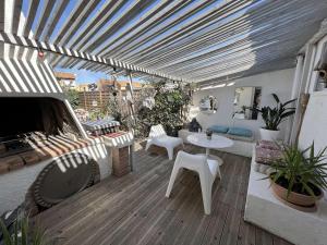 Balkón alebo terasa v ubytovaní Maison avec Piscine Privée, Proche Plage et Commerces, Jardin et Terrasse, 6 Pers - FR-1-701-61