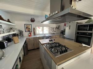 Kuchyňa alebo kuchynka v ubytovaní Maison avec Piscine Privée, Proche Plage et Commerces, Jardin et Terrasse, 6 Pers - FR-1-701-61