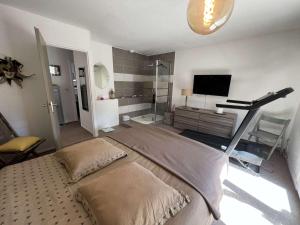 Posteľ alebo postele v izbe v ubytovaní Maison avec Piscine Privée, Proche Plage et Commerces, Jardin et Terrasse, 6 Pers - FR-1-701-61 + 10 fotografií