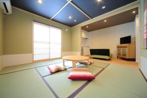 uma sala de estar com uma mesa e uma televisão em 柏・清水2（Haku Kiyomizu2） em Quioto