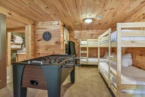 マリオンにあるSpectacular Log Cabin Home 45 minutes to Ashevilleのテーブルサッカーと二段ベッドが備わる客室です。 +34枚の写真
