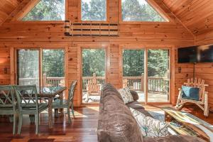 een woonkamer met een bank en een tafel bij Spectacular Log Cabin Home 45 minutes to Asheville in Marion