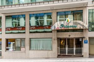 Un edificio con un montón de ventanas. en Hotel Princess, en Ourense