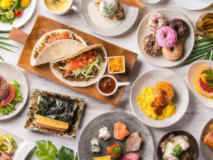 Una mesa con platos de comida encima en Oriental Hotel Okinawa Resort & Spa, en Nago 100 fotos más