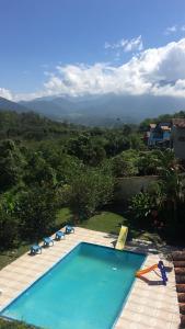 a swimming pool with a view of the mountains at Recanto dos Passáros Penedo RJ in Penedo