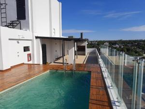 a balcony with a swimming pool on top of a building at Miradores del Chaco in Asuncion