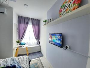 Horizon Suites Near KLIA Airport (B) في سيبانغ: غرفة معيشة مع تلفزيون على الحائط