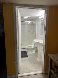 uma casa de banho com um WC e um lavatório em A Gem in the Emerald City: For Business and Travel em Seattle