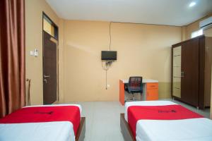 Postel nebo postele na pokoji v ubytování RedDoorz Syariah @ Jalan Gajah Mada Meulaboh