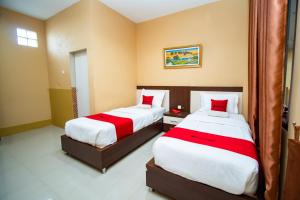 Postel nebo postele na pokoji v ubytování RedDoorz Syariah @ Jalan Gajah Mada Meulaboh