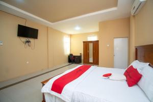 Postel nebo postele na pokoji v ubytování RedDoorz Syariah @ Jalan Gajah Mada Meulaboh