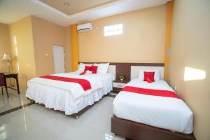 Postel nebo postele na pokoji v ubytování RedDoorz Syariah @ Jalan Gajah Mada Meulaboh