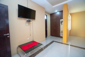 TV a/nebo společenská místnost v ubytování RedDoorz Syariah @ Jalan Gajah Mada Meulaboh