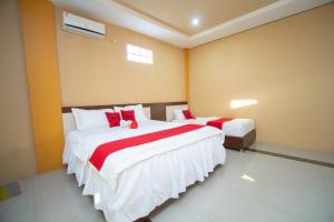 Postel nebo postele na pokoji v ubytování RedDoorz Syariah @ Jalan Gajah Mada Meulaboh