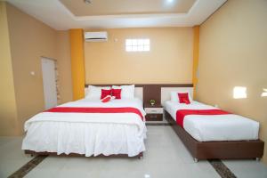 Postel nebo postele na pokoji v ubytování RedDoorz Syariah @ Jalan Gajah Mada Meulaboh