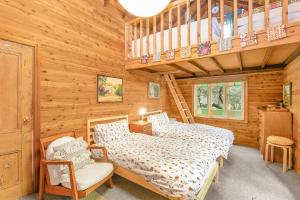 a bedroom with two beds in a log cabin at Cooee Cottage in Blackheath