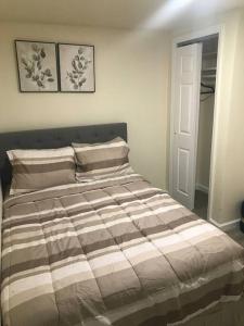 um quarto com uma cama grande e duas fotografias na parede em Quite and Spacious Apartment em Elizabeth
