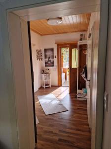 przedpokój domu z pokojem z drewnianą podłogą w obiekcie Holiday home in St Michael Lavanttal 39497 