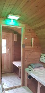 mały pokój z widokiem na drewniany domek w obiekcie Holiday home in St Michael Lavanttal 39497 