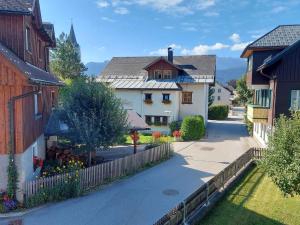 巴德米滕多夫的住宿－Apartments in Bad Mitterndorf Steiermark 43185，村里一条有房屋和围栏的街道