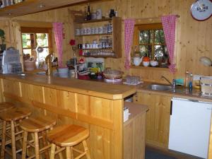 uma cozinha com um balcão de madeira e um lavatório em Apartments Radstadt Salzburger Land 310 em Radstadt