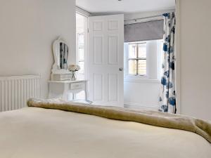 Clifton的住宿－The Haven Lodge，白色的客房设有一张带窗户的床
