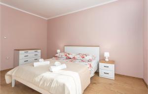 um quarto branco com uma cama e duas mesas de cabeceira em Lovely Apartment In Viskovo With Wifi em Viskovo
