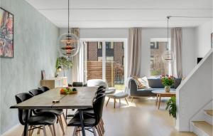 een eetkamer en een woonkamer met een tafel en stoelen bij Gorgeous Home In Kbenhavn S With Kitchen in Kopenhagen