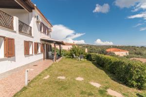 zewnętrzny widok na dom z ogródkiem w obiekcie La Casa Di Farina With Pool Houses - Happy.Rentals w mieście Porto Cervo