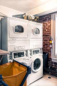 quatro máquinas de lavar roupa empilhadas umas em cima das outras em The Cambie Hostel Seymour em Vancouver