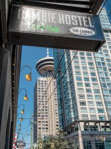 un panneau indiquant un restaurant dans une ville avec des bâtiments dans l'établissement The Cambie Hostel Seymour, à Vancouver