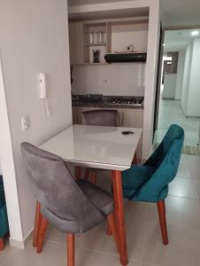 eine Küche mit einem Tisch und 2 Stühlen in der Unterkunft APARTAMENTO EN BUCARAMANGA, ZONA CENTRICA in Bucaramanga