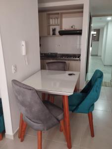 a kitchen with a table and two chairs at APARTAMENTO EN BUCARAMANGA, ZONA CENTRICA in Bucaramanga