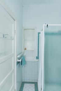 baño con ducha y puerta de cristal en Dongara Hotel Motel, en Dongara