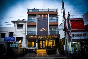 リシケーシュにあるHotel Azul Gangaのホテルアルファ神田付きの建物