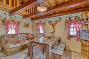 Posezení v ubytování Vineyard Cottage Vesna Lake View - Happy Rentals