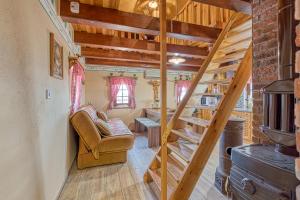 una scala a chiocciola in una casetta di Vineyard Cottage Vesna Lake View - Happy Rentals a Veliki Vrh