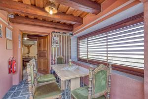 Χώρος καθιστικού στο Vineyard Cottage Vesna Lake View - Happy Rentals +23 φωτογραφίες
