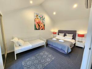 um quarto com duas camas e um sofá em Spacious 4 BR and 2 Bathrooms City Apartment em Adelaide