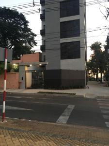una calle vacía delante de un edificio en Miradores del Chaco, en Asunción