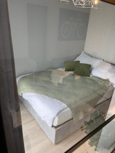 łóżko w pokoju ze szklanym oknem w obiekcie Marcinkowskiego 11 - 3 w mieście Katowice