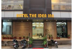 un hôtel avec des motos garées à l'extérieur d'un bâtiment dans l'établissement Hotel The Idea Inn, à Agra