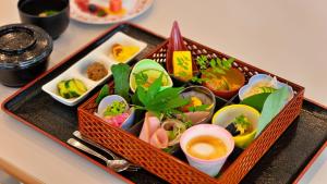 un vassoio pieno di piatti di cibo su un tavolo di glampark Serakoyu Land a Sera