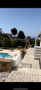 une passerelle en briques à côté d'une piscine dans l'établissement Ultra deluxe Villa, à Kyrenia