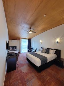 Un pat sau paturi într-o cameră la City of Sails Motel