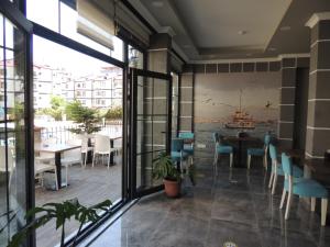 A restaurant or other place to eat at Sogutpark Hotel