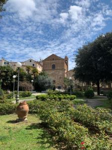 a building with a large vase in a garden at Clara Luna appartamento turistico in Osimo