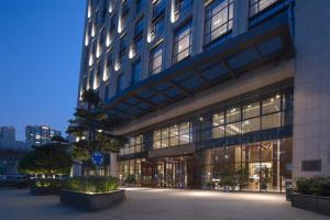 a large building with a lot of windows at United Kingson HoteL in Chengdu